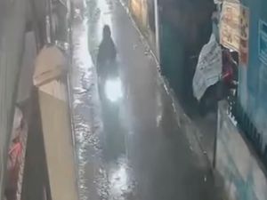 Viral! Maling Gasak Karung Paket Kurir di Gang Sempit Bandung