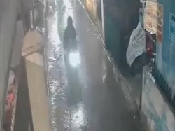 Viral! Maling Gasak Karung Paket Kurir di Gang Sempit Bandung