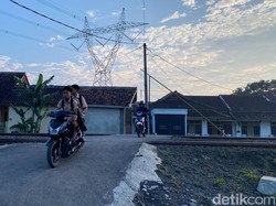 Menantang Bahaya di Perlintasan Sebidang Tak Berpenjaga di Bandung