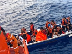 KLM Cajoma V Tenggelam Diterjang Ombak di Maluku, 13 Penumpang Dievakuasi