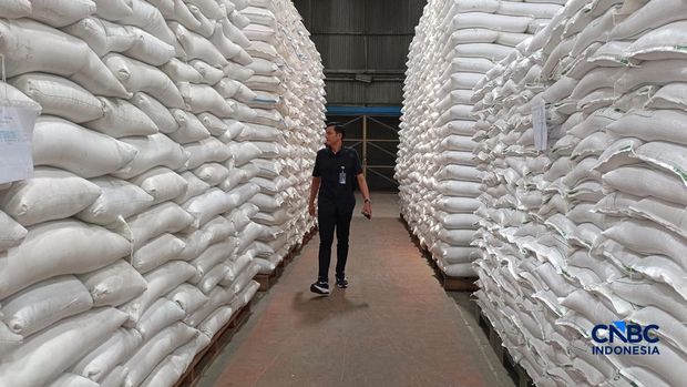 Perum Bulog mengundang mahasiswa nan tergabung dalam Badan Eksekutif Mahasiswa (BEM) se-Indonesia untuk meninjau langsung kondisi penyimpanan beras di Kelapa Gading, Jakarta Utara, Rabu (6/5/2026). (CNBC Indonesia/Martyasari Rizky)