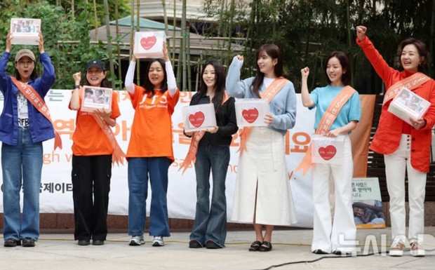 Potret Han Hyo Joo dan Han Ji Min dalam acara amal terbaru.