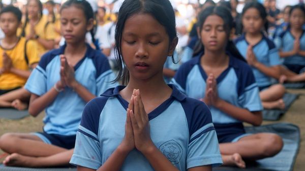 Ribuan Pelajar Bali Ikuti Gebyar Yoga Asana Pecahkan MURI