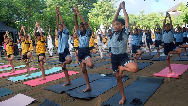 Ribuan pelajar melakukan gerakan yoga asana saat Rekor MURI Gebyar Yoga Asana di Taman Kota Lumintang, Denpasar, Bali, Rabu (6/5/2026). Kegiatan yang digelar serentak di sejumlah lokasi di Bali tersebut melibatkan 12.971 siswa dari 238 sekolah untuk meningkatkan kesehatan sekaligus pencatatan rekor di Museum Rekor Dunia Indonesia (MURI). ANTARA FOTO/Nyoman Hendra Wibowo/bar
