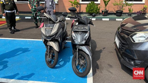 Barang bukti milik korban Andrie Yunus dan pelaku kasus penyiraman air keras ditampilkan dalam persidangan lanjutan di Pengadilan Militer II-08 Jakarta, Rabu (6/5).