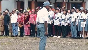 Deki Siswa Disabilitas di Nabire Pimpin Upacara Hardiknas, Berdiri 40 Menit