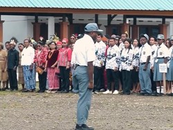 Deki Siswa Disabilitas di Nabire Pimpin Upacara Hardiknas, Berdiri 40 Menit