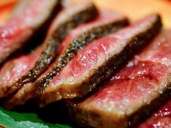 Jangan Panik Lihat Darah di Steak, Ini Penjelasan dan Hukumnya dalam Islam