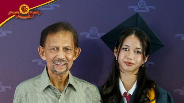 Momen Sultan Brunei Hadiri Kelulusan Sekolah Putri Ameerah Wardatul Bolkiah
