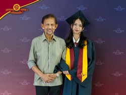 Viral Penampilan Sederhana Sultan Brunei di Foto Wisuda Anak ke-12