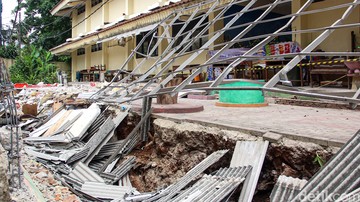Tembok SDN Tebet Barat 08 Ambruk, Area Sekolah Dipenuhi Material Puing