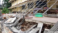 Tembok SDN Tebet Barat 08 Ambruk, Area Sekolah Dipenuhi Material Puing