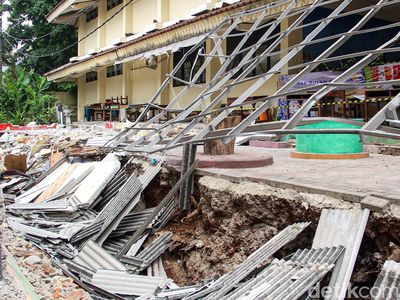 Tembok SDN Tebet Barat 08 Ambruk, Area Sekolah Dipenuhi Material Puing