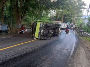 Truk Muat Pasir Terguling gegara As Patah, Jalur Amlapura-Denpasar Macet