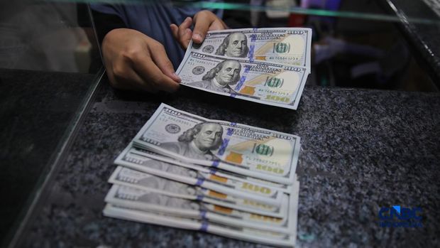 Warga melakukan penukaran mata duit rupiah ke dolar AS di Money Changer Valuta Artha Mas, Jakarta, Rabu (6/5/2026). (CNBC Indonesia/Faisal Rahman)