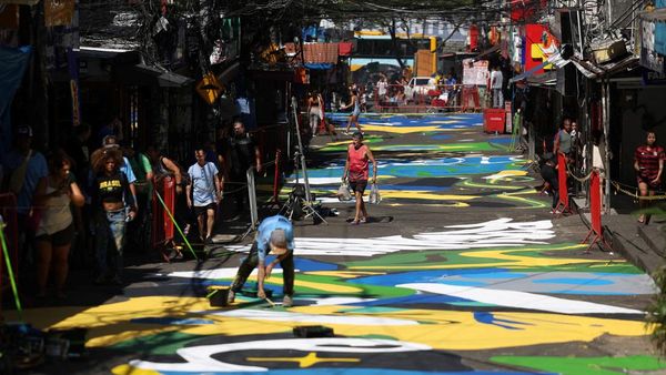 Warna-warni Mural Hiasi Kota Jelang Piala Dunia