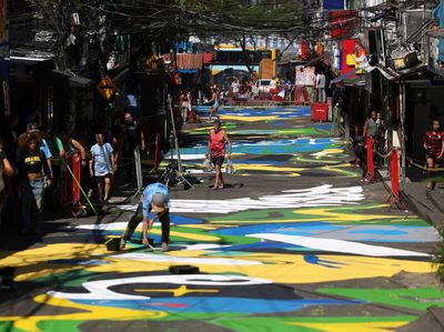 Warna-warni Mural Hiasi Kota Jelang Piala Dunia