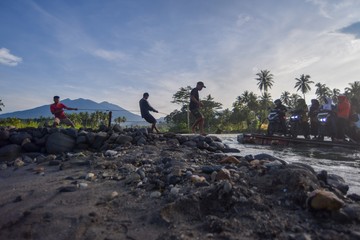 6 Bulan Pascabencana, Warga Padang Pariaman Masih Pakai Rakit
