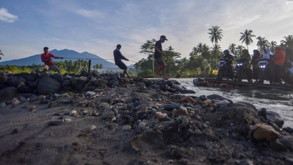 6 Bulan Pascabencana, Warga Padang Pariaman Masih Pakai Rakit