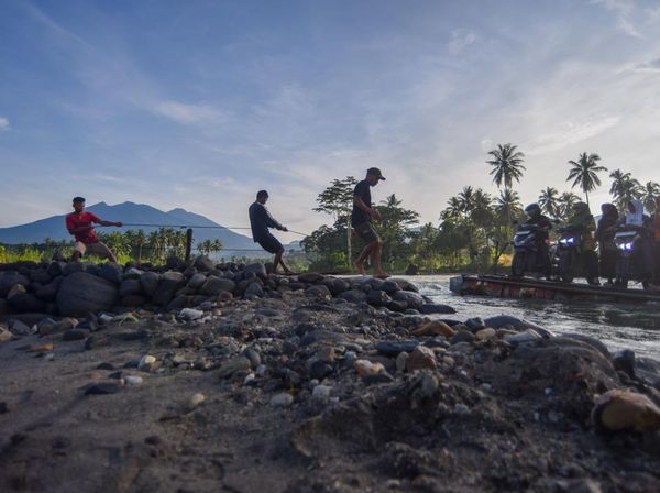 6 Bulan Pascabencana, Warga Padang Pariaman Masih Pakai Rakit