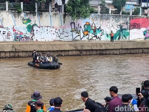 AHY Tinjau Kali Ciliwung Pakai Perahu Karet: Kiri-Kanan Sampah