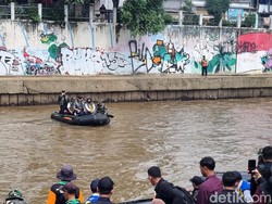 AHY Tinjau Kali Ciliwung Pakai Perahu Karet: Kiri-Kanan Sampah