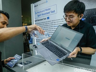 Asus Pamer Ketangguhan ExpertBook Ultra, Disiram Air hingga Dibanting