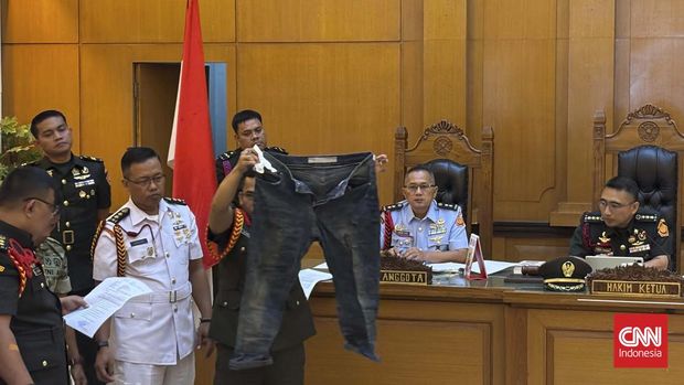 Barang bukti milik korban Andrie Yunus dan pelaku kasus penyiraman air keras ditampilkan dalam persidangan lanjutan di Pengadilan Militer II-08 Jakarta, Rabu (6/5).