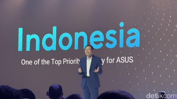 Co-CEO Asus S.Y. Hsu dalam peluncuran Asus ExpertBook Ultra di Jakarta, Kamis (7/5/2026)