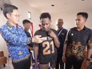 Deki, Siswa Disabilitas Nabire yang Pimpin Upacara Dapat Kaki Palsu