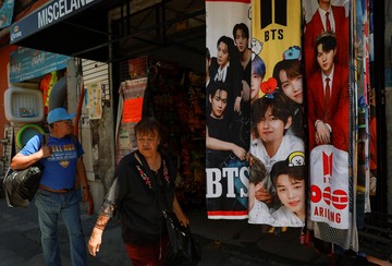 'Demam BTS' Bikin Penjualan Merchandise Melonjak