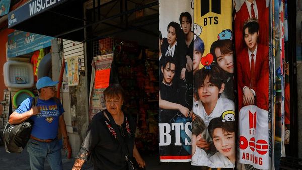 Demam BTS Bikin Penjualan Merchandise Melonjak