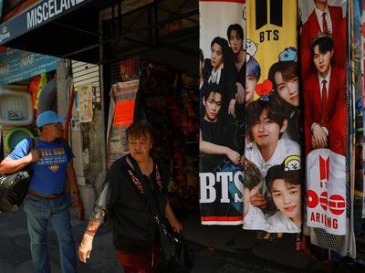 Demam BTS Bikin Penjualan Merchandise Melonjak