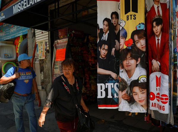 Demam BTS Bikin Penjualan Merchandise Melonjak