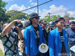 Mahasiswa Blora Demo Tuntut 2 Kepala Puskesmas Selingkuh Dicopot