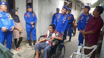 Polairud Polda Metro Beri Bantuan Kursi Roda untuk Warga Pesisir Cilincing
