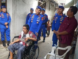 Polairud Polda Metro Beri Bantuan Kursi Roda untuk Warga Pesisir Cilincing