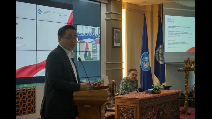 Dr. Mohammad Fauzan Adziman, S.T.,M.Eng. (Dirjen Risbang) Memberikan Sambutan di Workshop AFRASIA UM Dr. Mohammad Fauzan Adziman, S.T.,M.Eng. (Dirjen Risbang) Memberikan Sambutan di Workshop AFRASIA UM