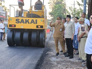 Gus Fawait Tinjau Perbaikan Jalan di Kencong, Warga Diminta Bersabar