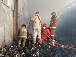 Gudang Benang Pabrik Tekstil di Bawen Terbakar