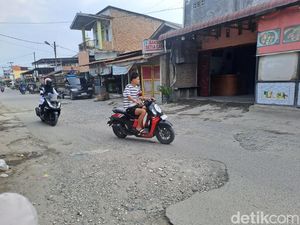 Warga Keluhkan Sejumlah Ruas Jalan di Kecamatan Percut Sei Tuan Rusak Parah