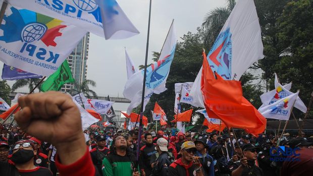 Massa pekerja menggelar tindakan unjuk rasa di depan Kantor Kementerian Ketenagakerjaan RI, Jakarta, Kamis (7/5/2026). (CNBC Indonesia/Faisal Rahman)