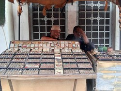 Cerita Penjual Batu Cincin di Medan Tetap Bertahan Meski Sepi Peminat