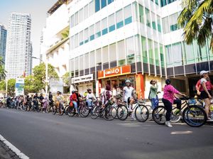 Girls Ride for Kartini Day! Kompak Gowes Pakai Outfit Tradisional