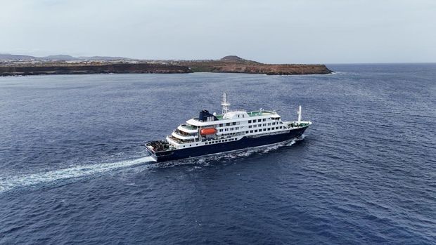 Pemandangan dari drone kapal pesiar MV Hondius, nan membawa penumpang nan diduga terinfeksi hantavirus, meninggalkan Praia, Tanjung Verde, 6 Mei 2026. (REUTERS/Stringer)
