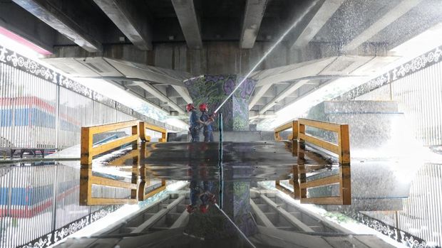 Sebanyak 100 personel campuran melakukan penataan ulang kolong Flyover Pasar Rebo, Jakarta Timur. Penataan ini bermaksud menjadikan area tersebut lebih rapi sehingga dapat dimanfaatkan sebagai ruang publik nan nyaman dan produktif bagi masyarakat.