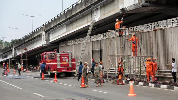 Sebanyak 100 personel campuran melakukan penataan ulang kolong Flyover Pasar Rebo, Jakarta Timur. Penataan ini bermaksud menjadikan area tersebut lebih rapi sehingga dapat dimanfaatkan sebagai ruang publik nan nyaman dan produktif bagi masyarakat.