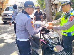 Parkir Liar di Jalanan Ubud, Puluhan Kendaraan Dipasangi Stiker
