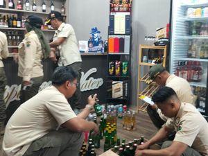 Satpol PP Sita 97 Botol Minol di Toko Happiness Water Malang