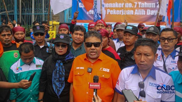 Presiden KPSI, Said Iqbal menyampaikan keterangan saat unjuk rasa di depan instansi Kementerian Ketenagakerjaan RI, Jakarta, Kamis (7/5/2026). (CNBC Indonesia/Faisal Rahman)
